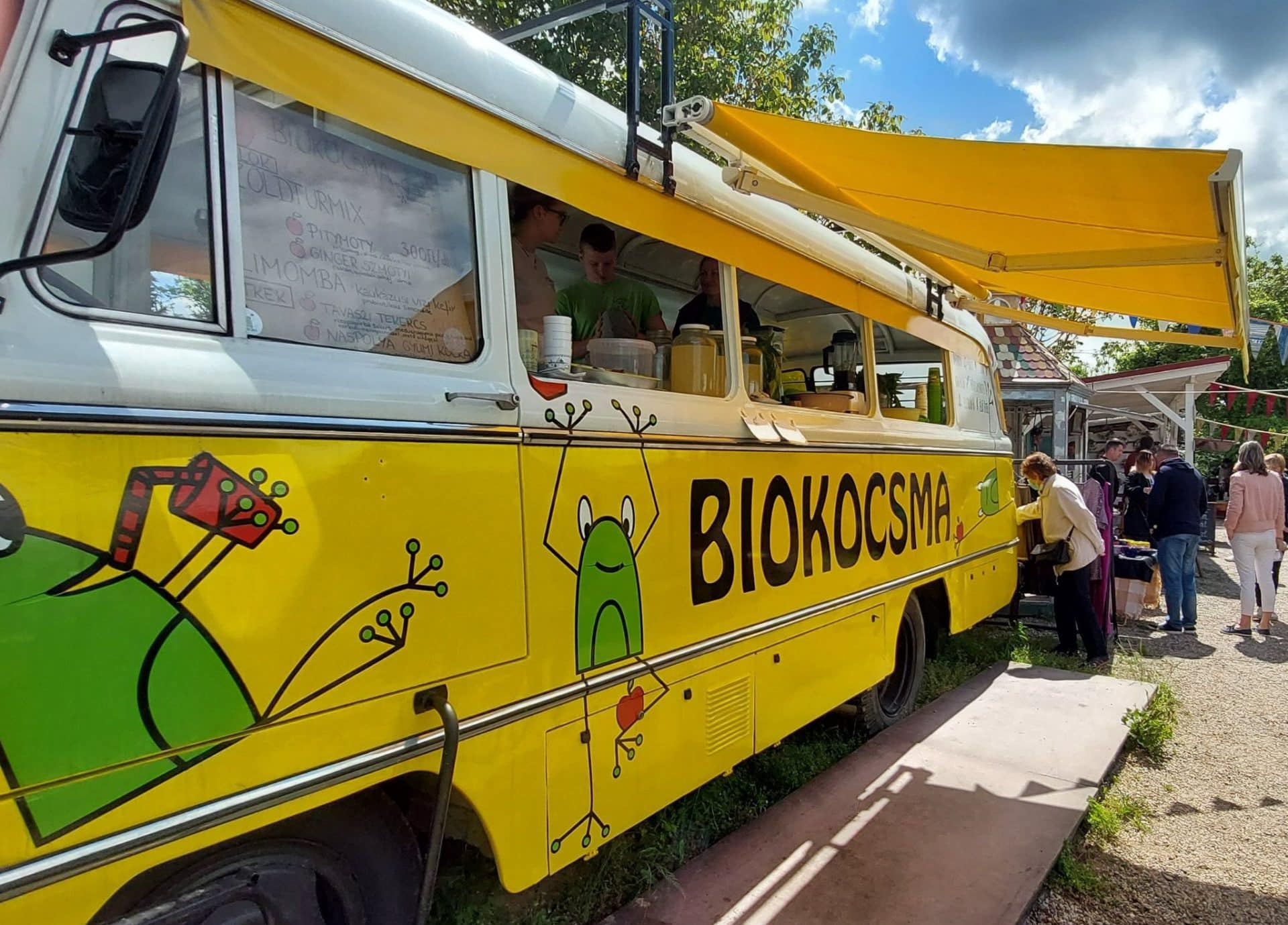 Biokocsma a Liliomkert piacon, Ezerjófű Boncodföldéről