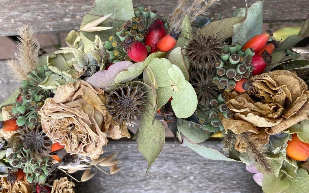 Olcsó őszi koszorú és ajtódísz készítése száraz virágokból, termésekből
