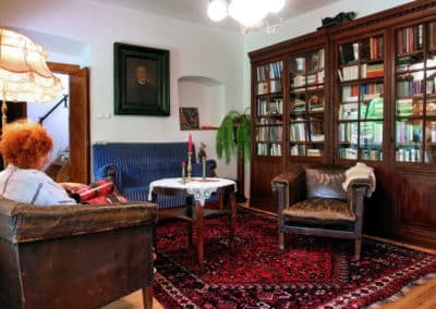 Óváros Galéria Veszprém - vidéki stílusú otthon nappalija antik bútorokkal