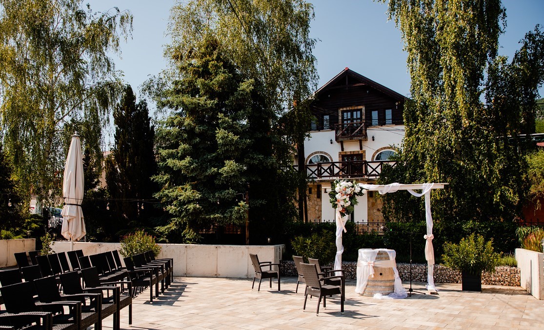 Kostel Kesztölcön a Pilis szívében - természetközeli és rusztikus esküvői helyszín