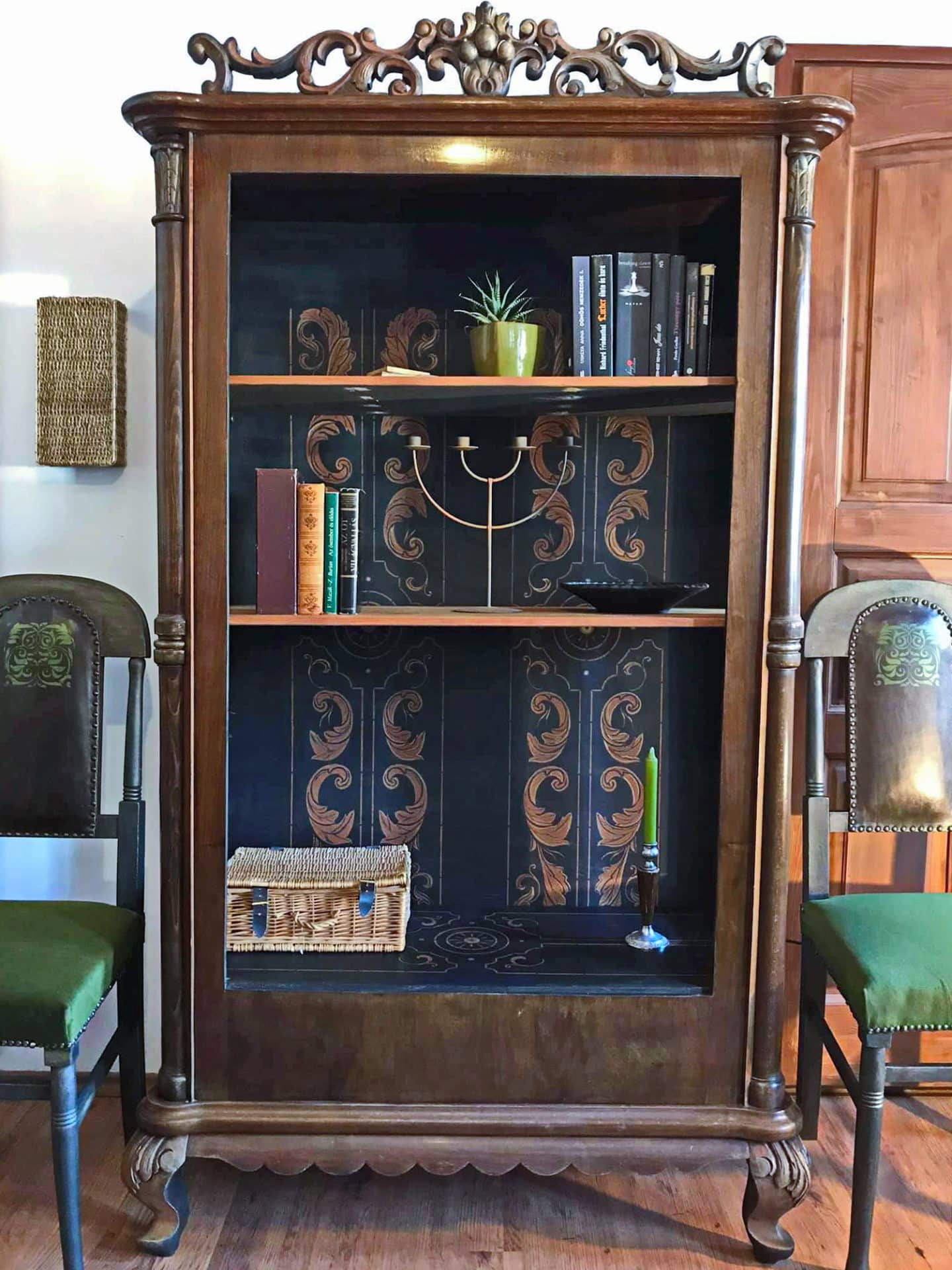 Felújított antik szekrény Annie Sloan festékekkel, waxokkal - Marina bútorfestő által