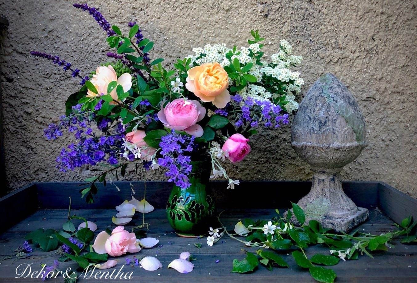 Rózsaágyások kialakítása - évelők - vázába virágcsokor a kertből