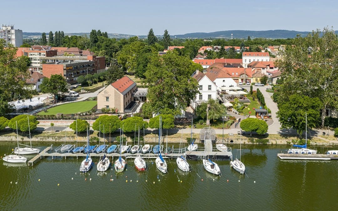 Új boutique hotel nyílt Tatán a festői Öreg-tó partján